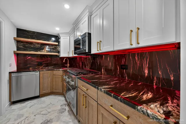 $2,650,000 | 9427 Falling Waters Drive West, Burr Ridge, IL 60527