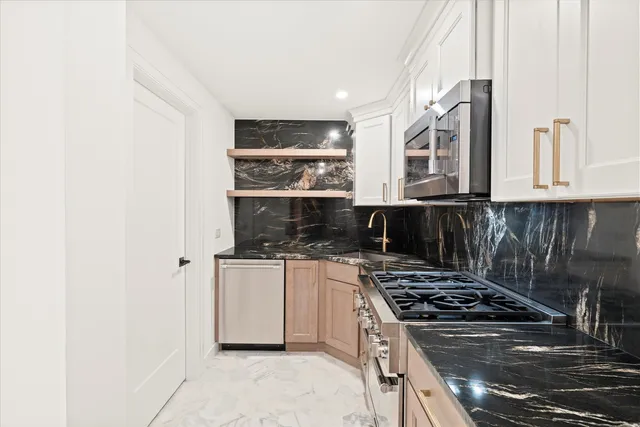 $2,650,000 | 9427 Falling Waters Drive West, Burr Ridge, IL 60527