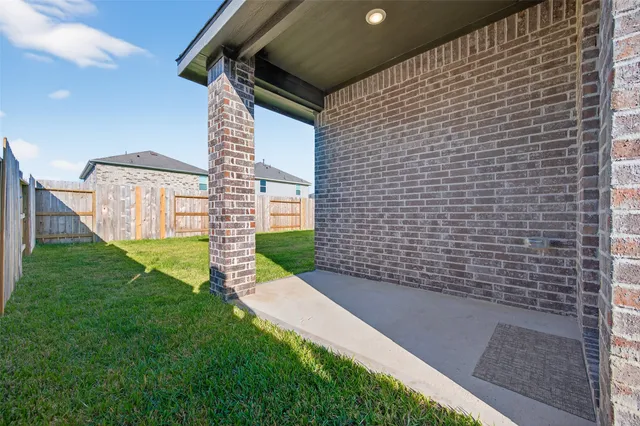 a view of a back yard