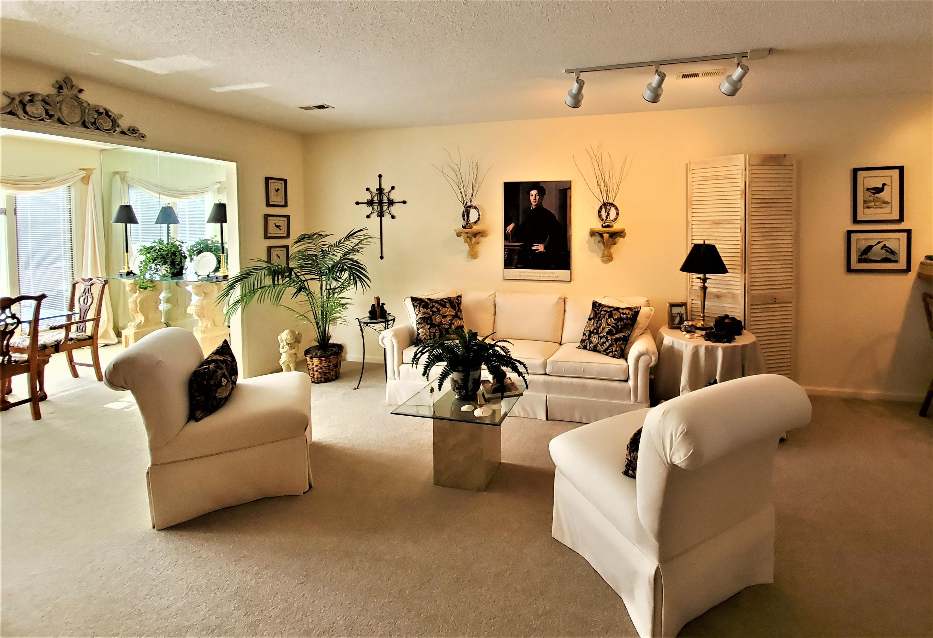 650 Monte Vista Road, Unit 402 Union Hall, VA 24176 - Photo 11 of 19 Living room