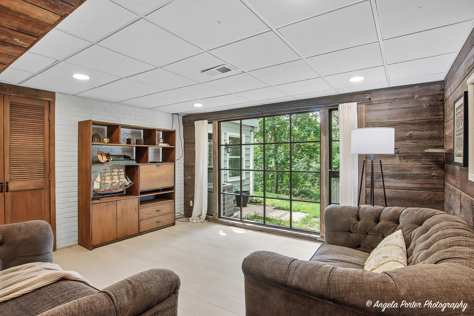 15 Willet Way Trout Valley, IL 60013 - Photo 29 of 61 a living room with furniture and a flat screen tv