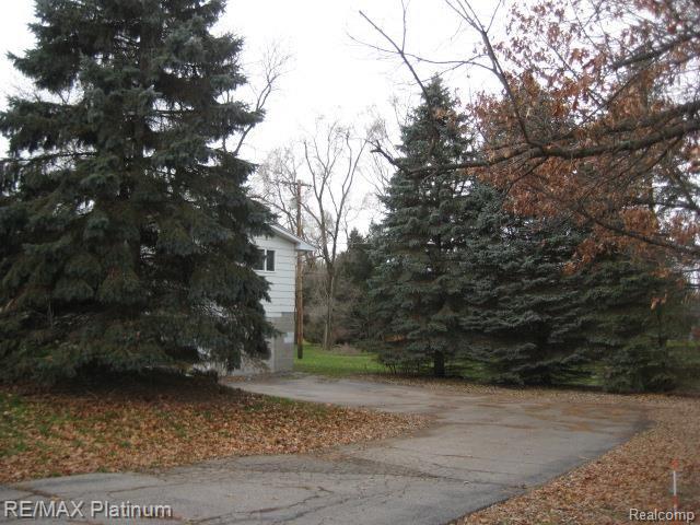262 South Burkhart Road Howell, MI 48843 - Photo 3 of 21 PAVED DRIVEWAY
