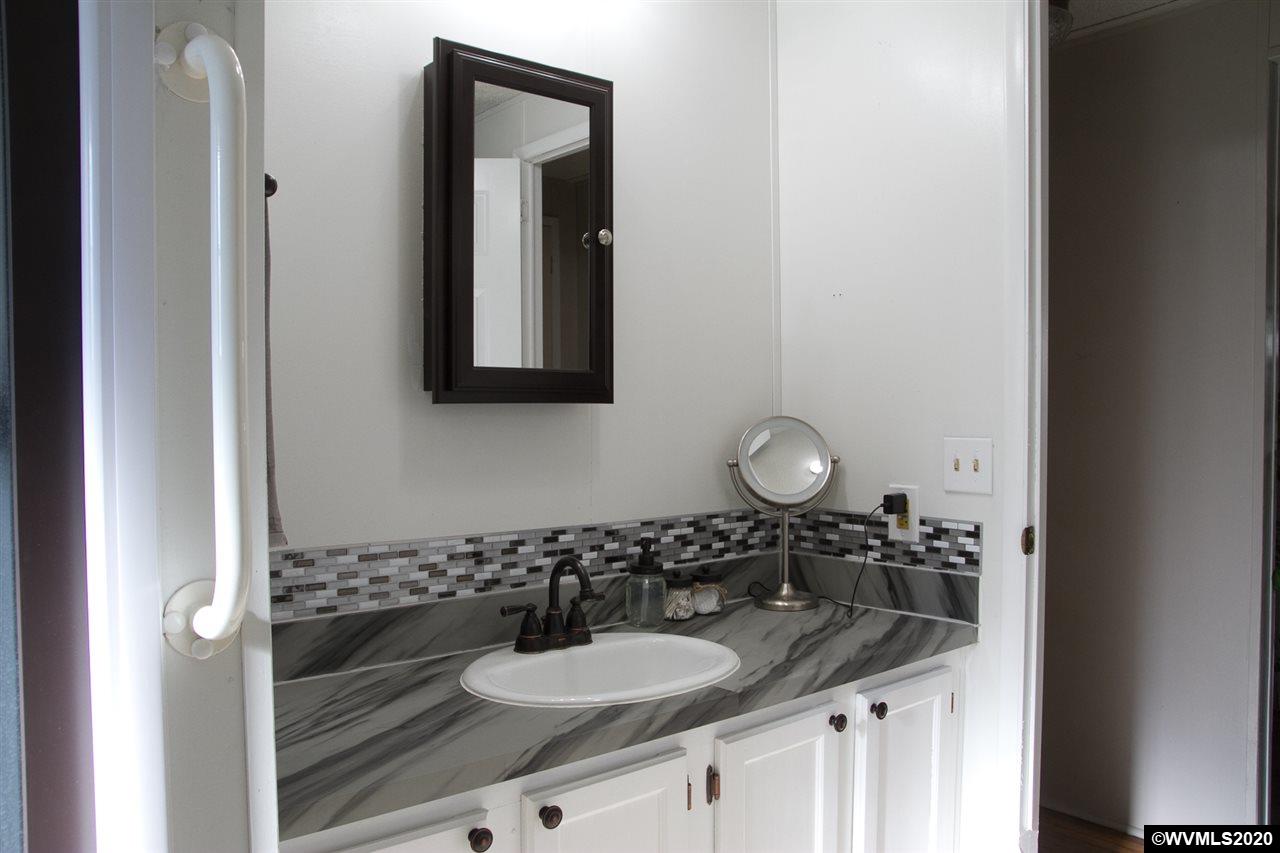 5422 Portland Road Northeast, Unit 107E Salem, OR 97305 - Photo 20 of 27 Gallery Image 20