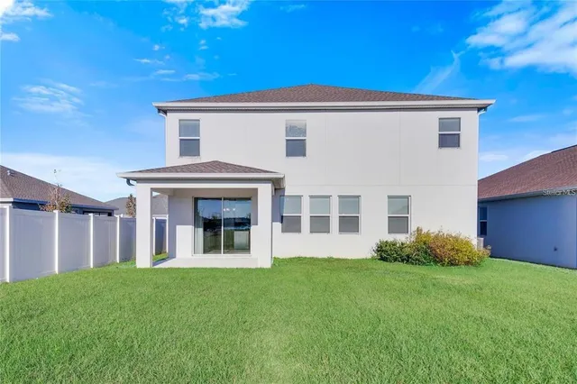 a view of a house with backyard