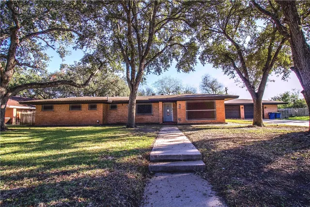 $274,900 | 902 East Inez Street, Beeville, TX 78102