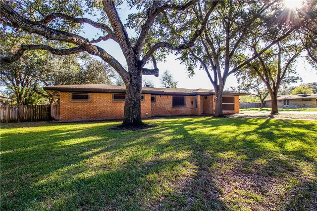 $274,900 | 902 East Inez Street, Beeville, TX 78102