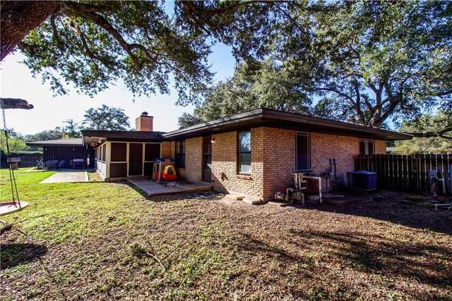 $274,900 | 902 East Inez Street, Beeville, TX 78102