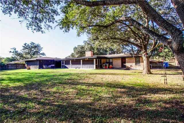 $274,900 | 902 East Inez Street, Beeville, TX 78102