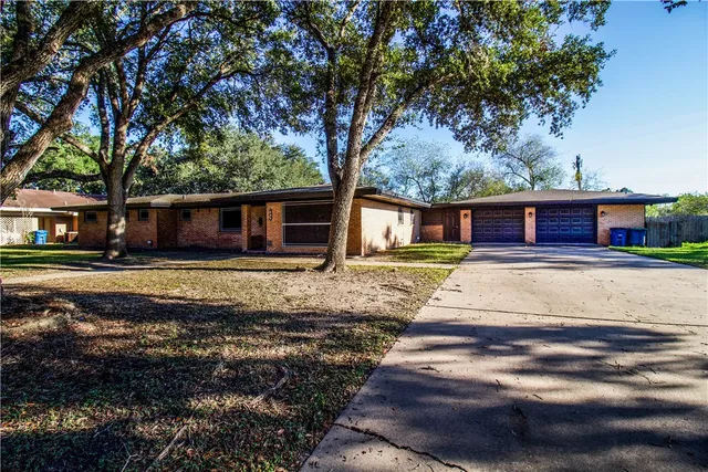$274,900 | 902 East Inez Street, Beeville, TX 78102