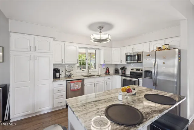 $315,000 | 876 Edgemont N Street Northeast, Abingdon, VA 24210