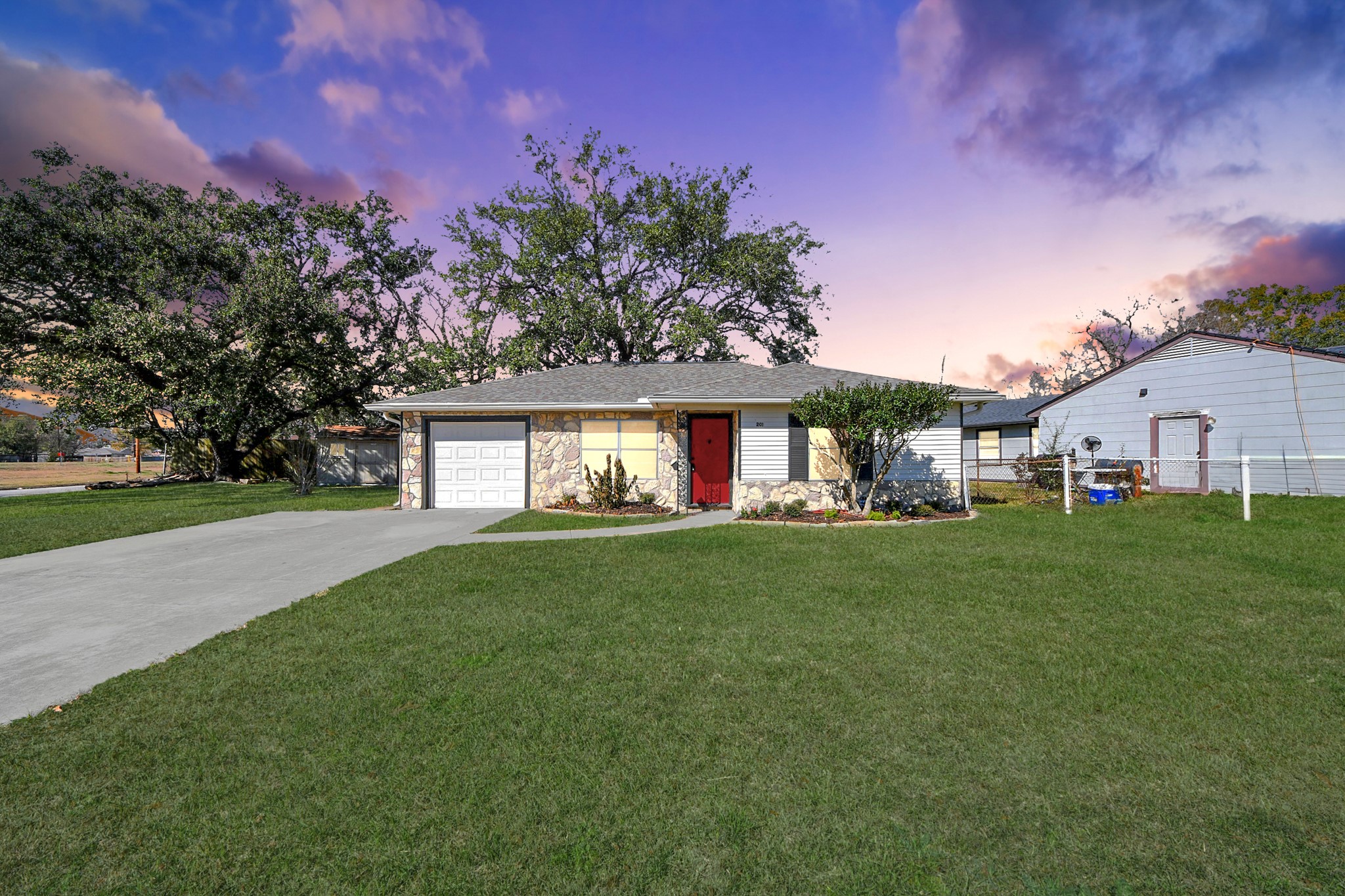 201 Delta Street Pasadena, TX 77506 - Photo 1 of 33