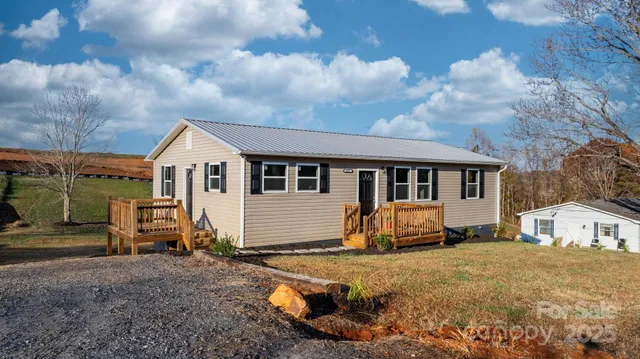 $279,000 | 4647 16th Street Northeast, Hickory, NC 28601
