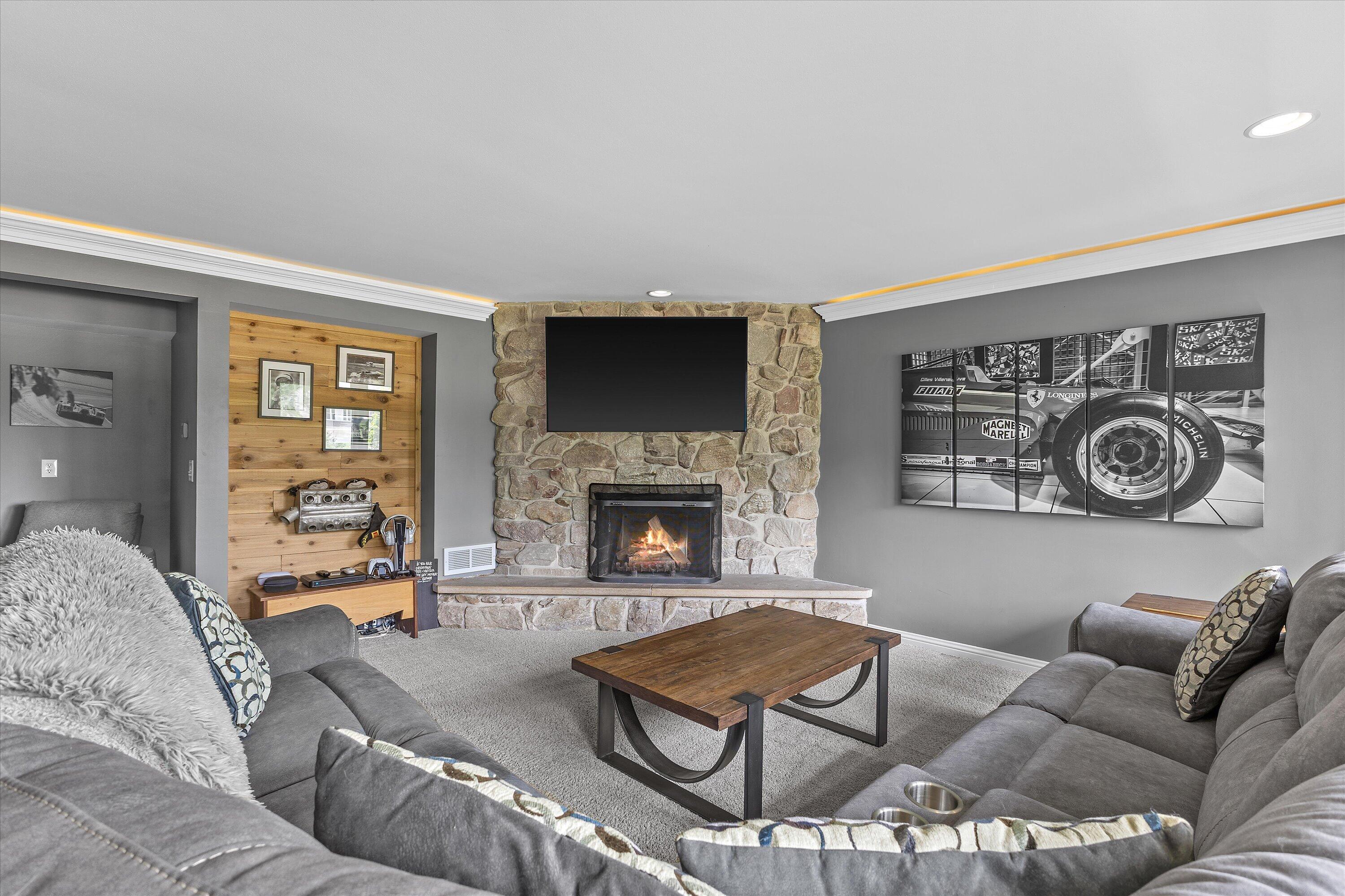 W290S2811 Carmarthen Road Genesee, WI 53188 - Photo 23 of 49 family room