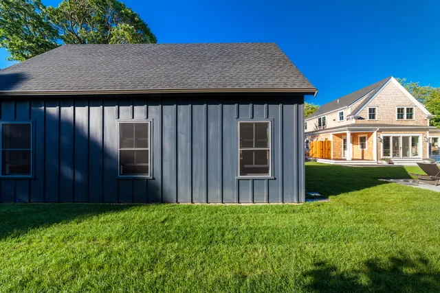 a view of a house with backyard and garden