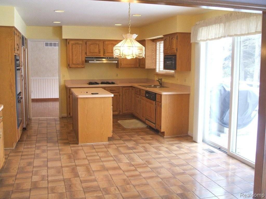 3552 Wedgewood Drive Rochester, MI 48306 - Photo 8 of 25 Kitchen View From Family Room