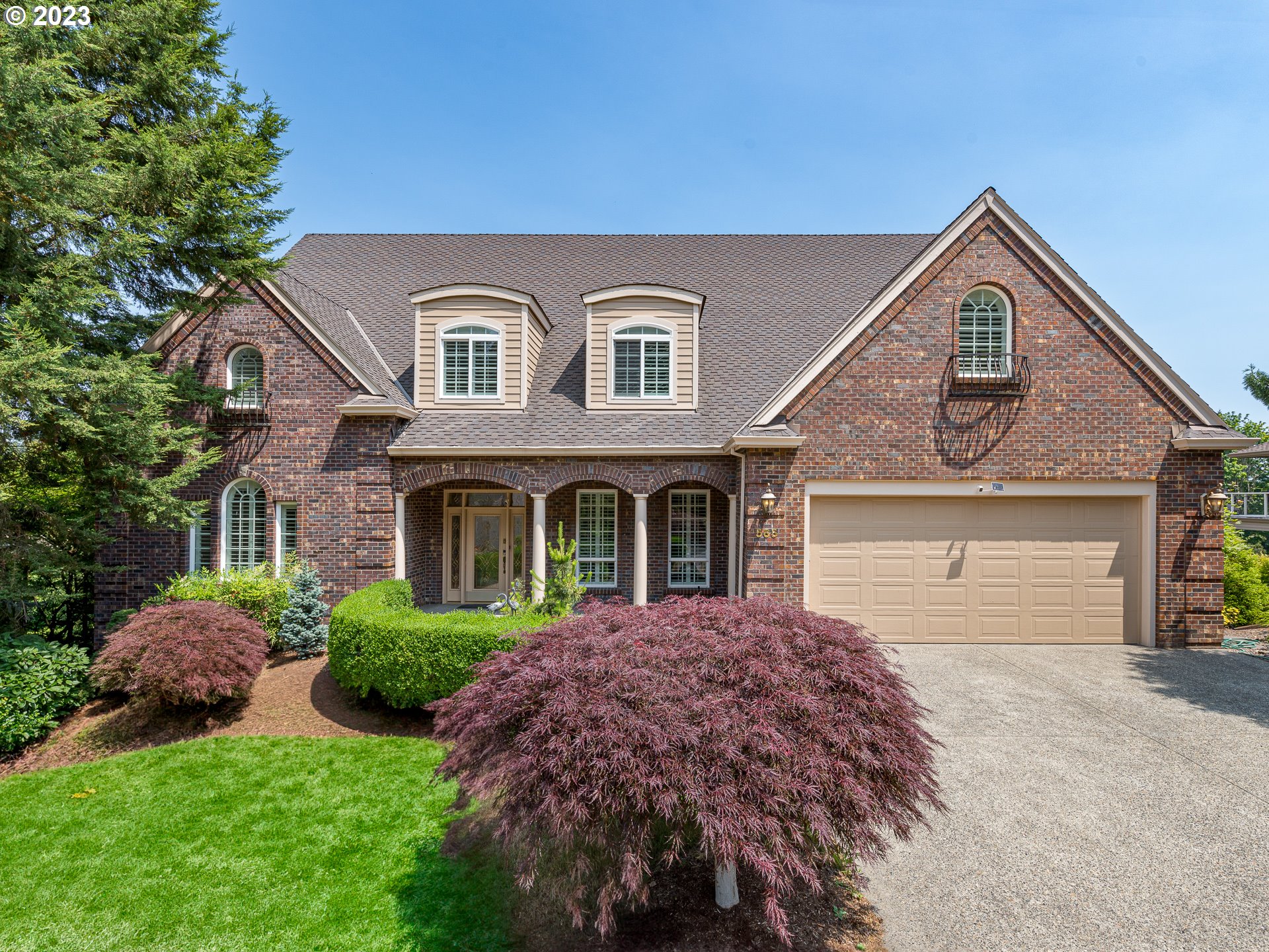 565 Southeast 46th Drive Gresham, OR 97080 - Photo 2 of 48 a front view of a house with a yard and garage