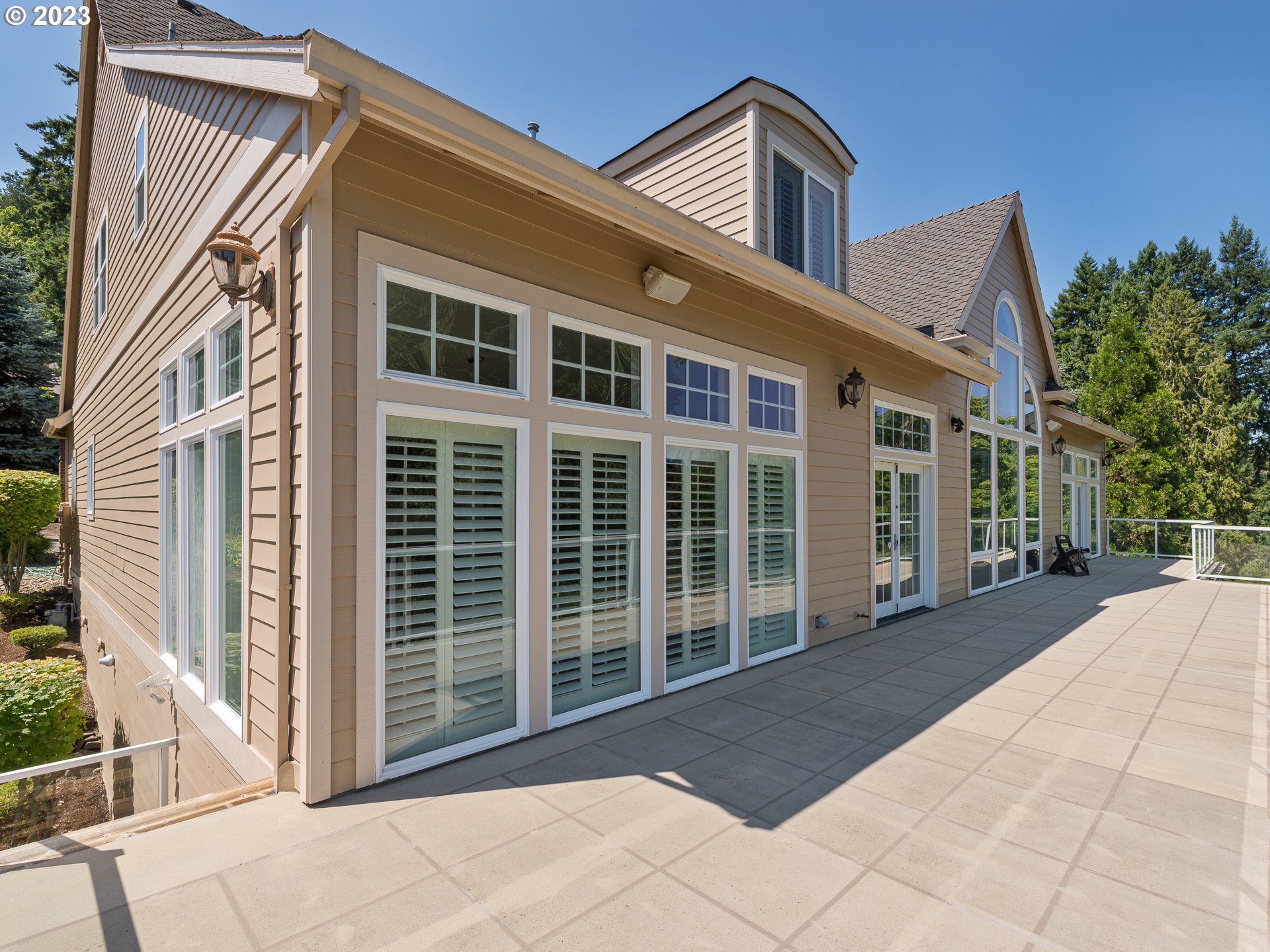 565 Southeast 46th Drive Gresham, OR 97080 - Photo 22 of 48 a view of backyard with large windows
