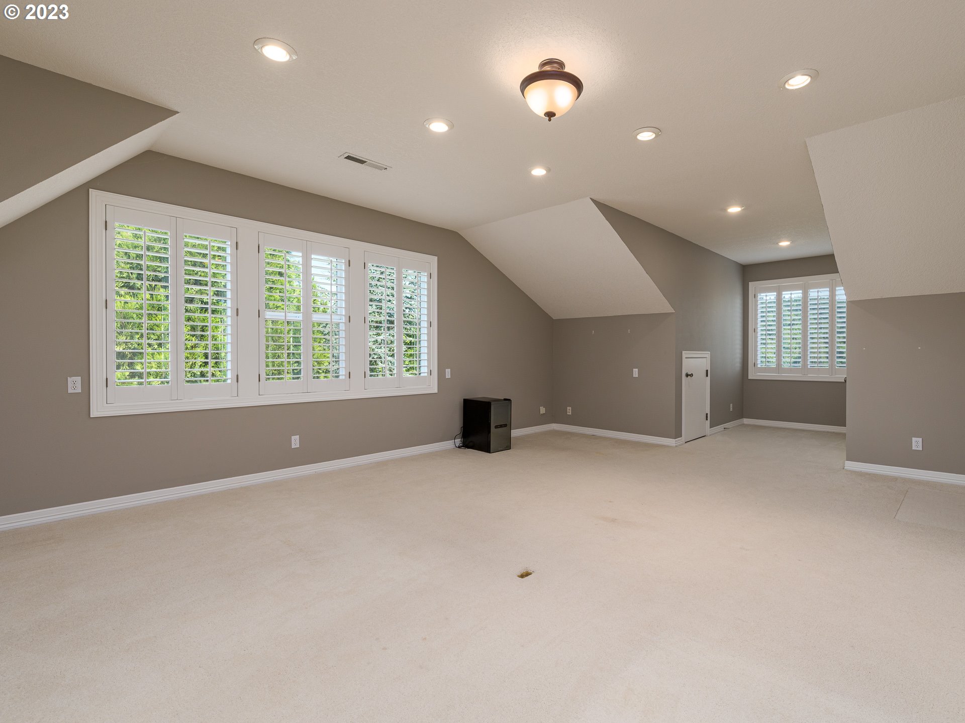 565 Southeast 46th Drive Gresham, OR 97080 - Photo 36 of 48 an empty room with windows and ceiling fan
