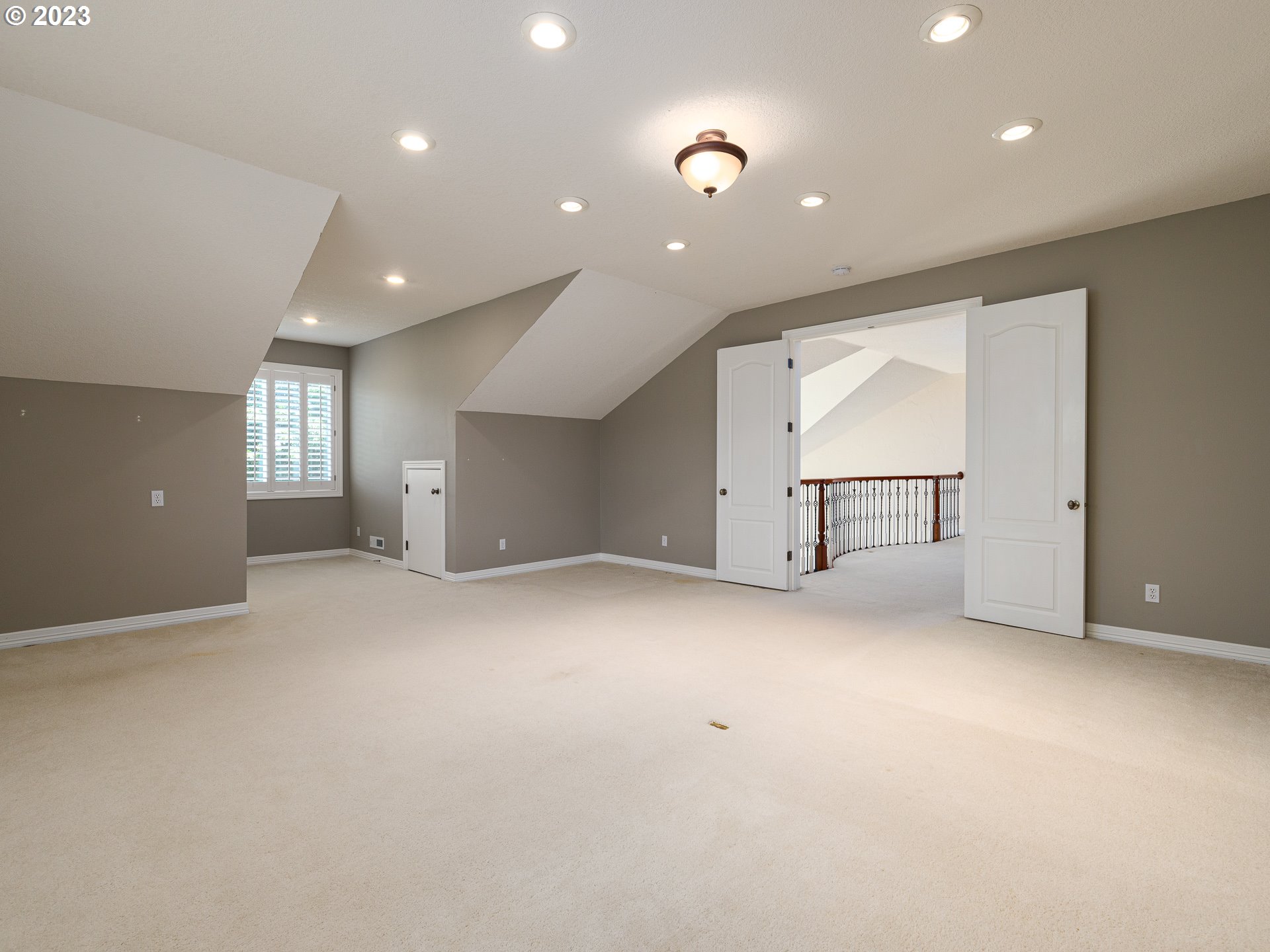565 Southeast 46th Drive Gresham, OR 97080 - Photo 37 of 48 an empty room with entrance and windows