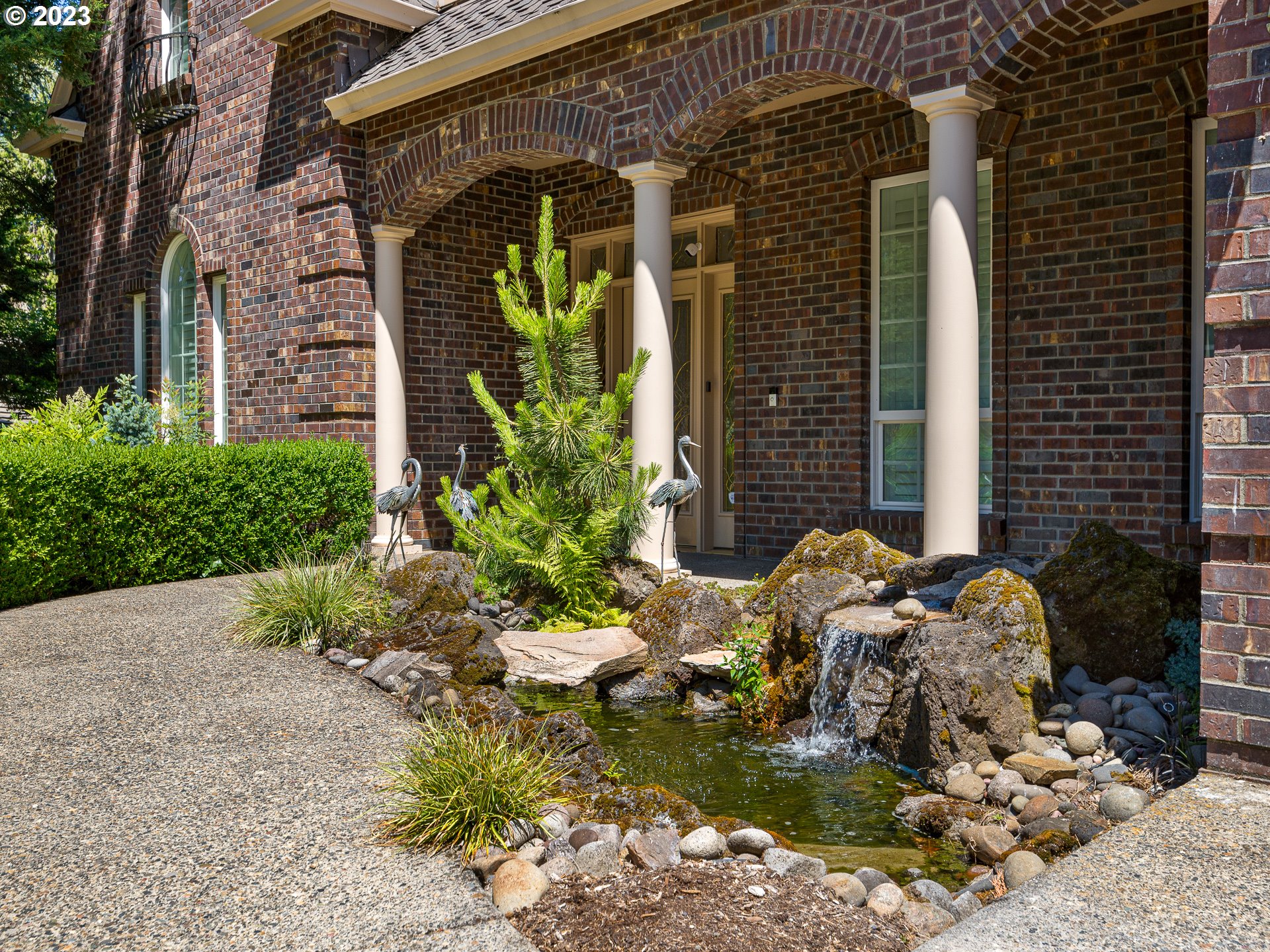 565 Southeast 46th Drive Gresham, OR 97080 - Photo 4 of 48 a front view of a house with a yard