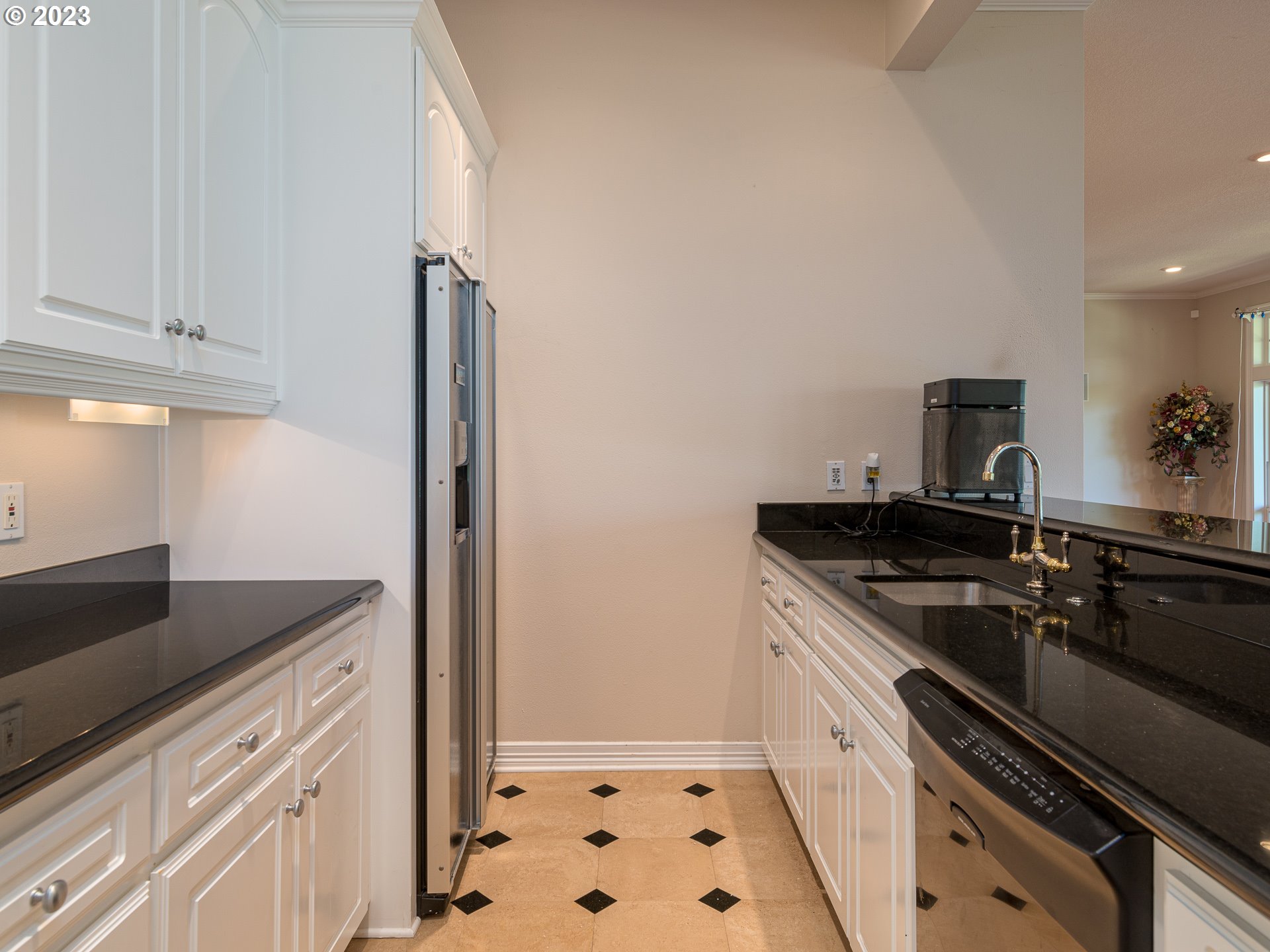 565 Southeast 46th Drive Gresham, OR 97080 - Photo 44 of 48 a kitchen with granite countertop a sink stove and cabinets