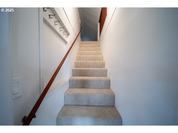 428 Elm Avenue Reedsport, OR 97467 - Photo 17 of 37 Staircase