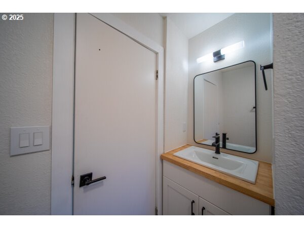 428 Elm Avenue Reedsport, OR 97467 - Photo 23 of 37 Bathroom