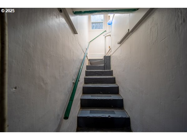 428 Elm Avenue Reedsport, OR 97467 - Photo 24 of 37 Staircase
