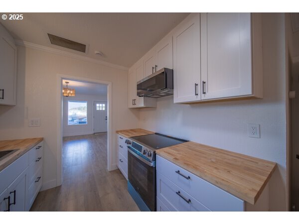 428 Elm Avenue Reedsport, OR 97467 - Photo 8 of 37 Kitchen