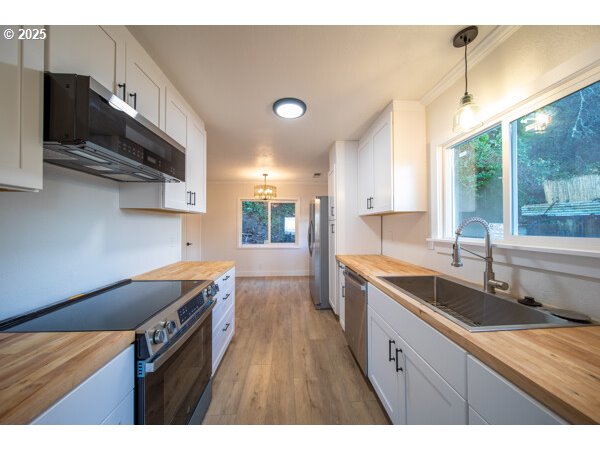428 Elm Avenue Reedsport, OR 97467 - Photo 9 of 37 Kitchen