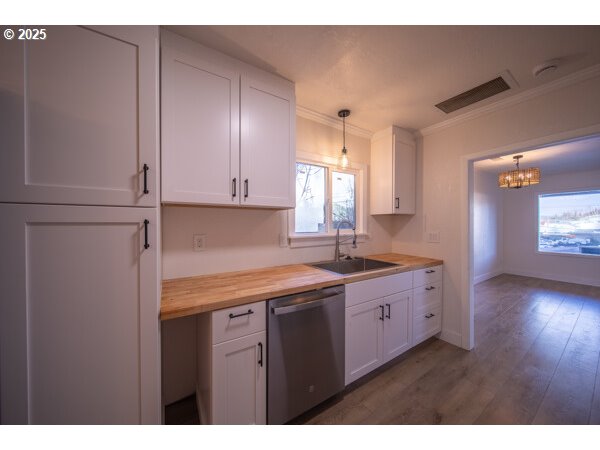 428 Elm Avenue Reedsport, OR 97467 - Photo 10 of 37 Kitchen