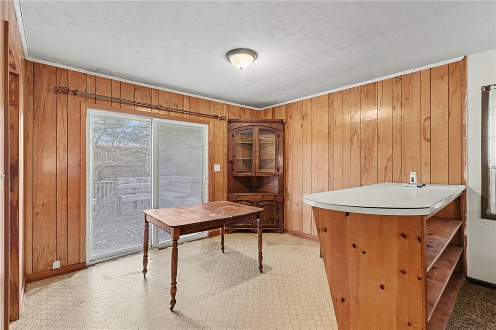 91 Berlin Street Tallapoosa, GA 30176 - Photo 6 of 25 a room with furniture and a window