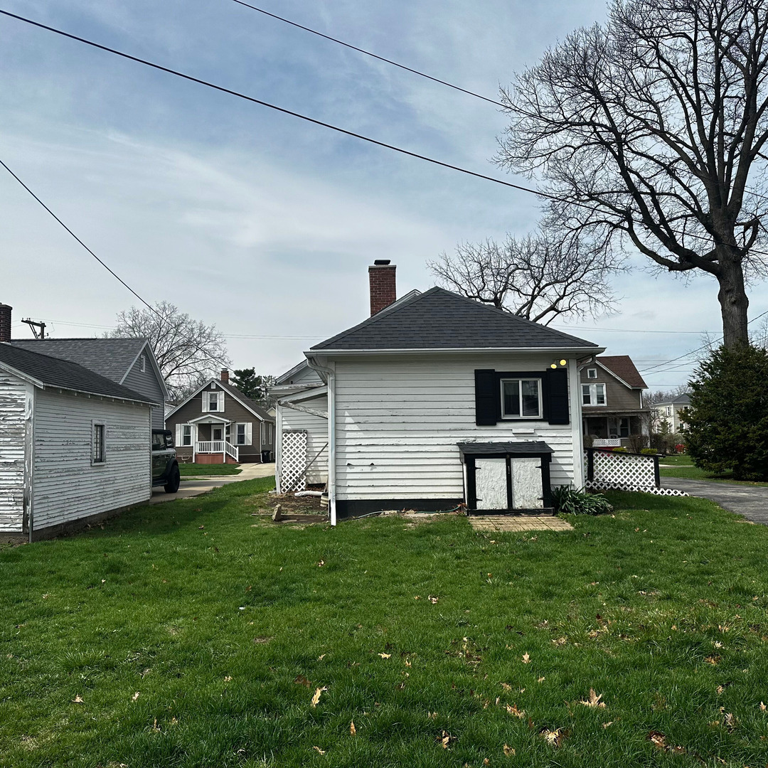 408 Marcy Street Ottawa, IL 61350 - Photo 24 of 25 a house that is sitting in the grass