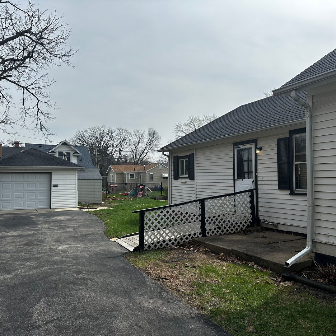 408 Marcy Street Ottawa, IL 61350 - Photo 4 of 25 front view of a house with a yard