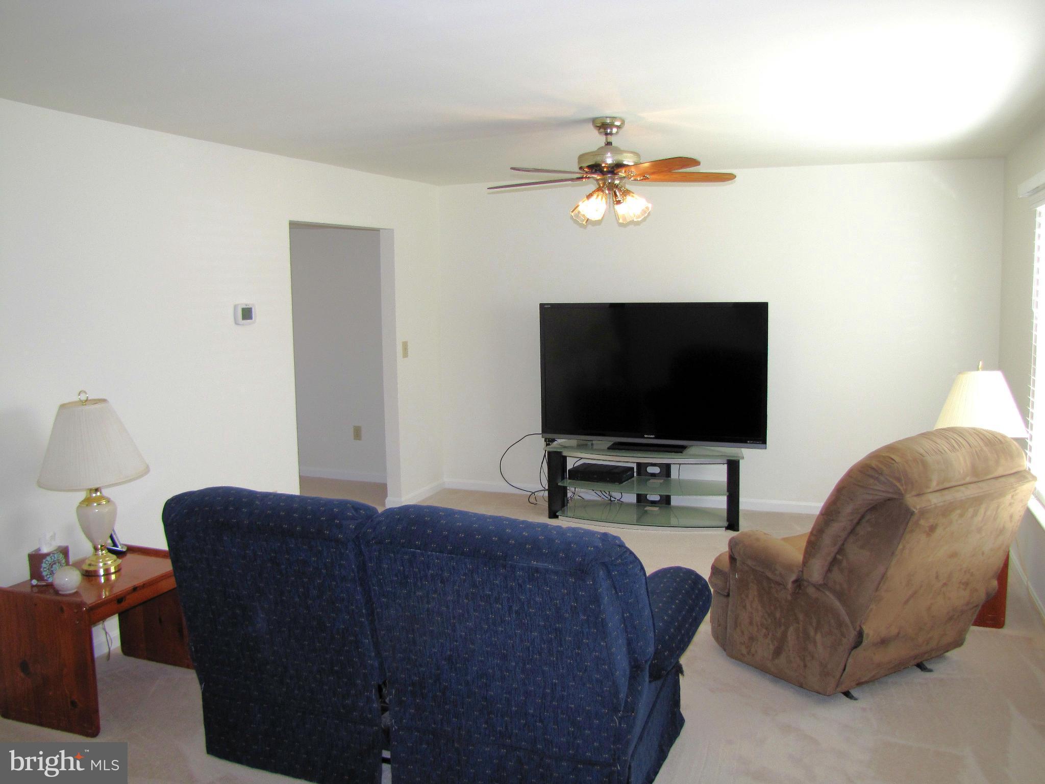 7787 West Shore Road Pasadena, MD 21122 - Photo 3 of 26 Living Room