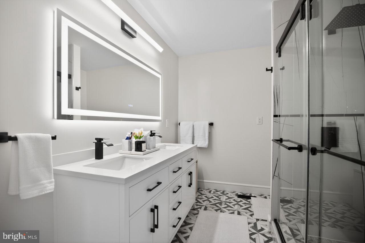 4304 Bridgeboro Road Moorestown, NJ 08057 - Photo 24 of 40 a bathroom with a bathtub sink vanity and mirror