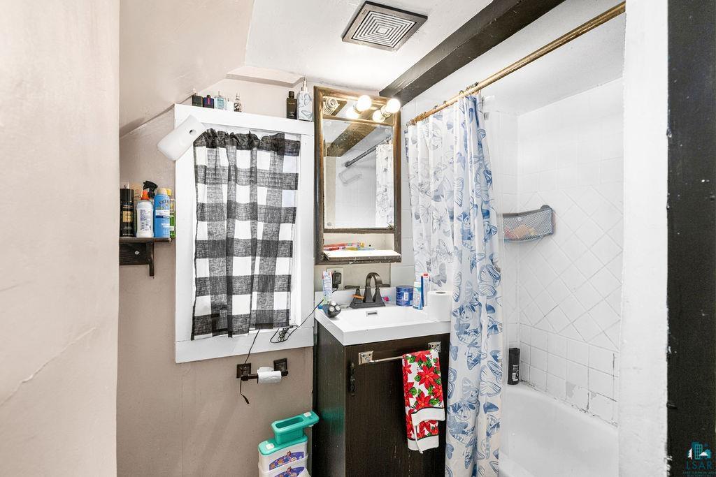 605 Weeks Avenue Superior, WI 54880 - Photo 17 of 21 Bathroom featuring shower / tub combo and vanity