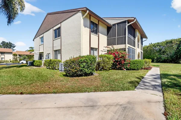 $1,400 | 310 Knotty Pine Circle, Unit C1, Greenacres, FL 33463