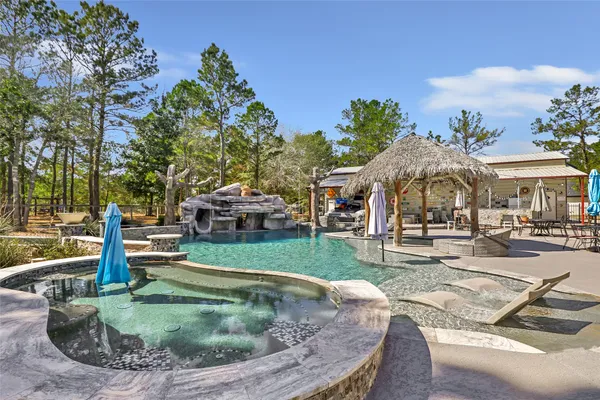 a view of a house with backyard