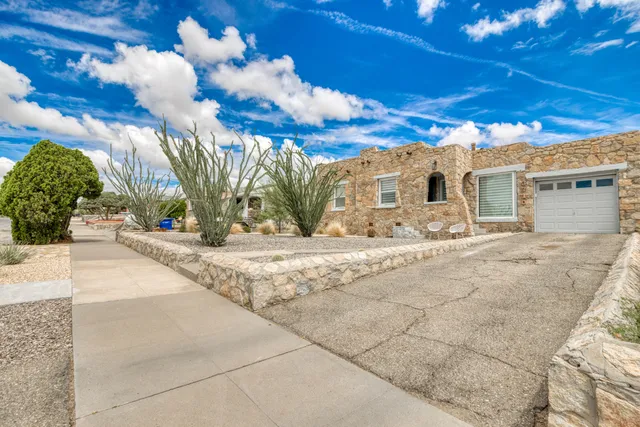 a view of entryway of a house