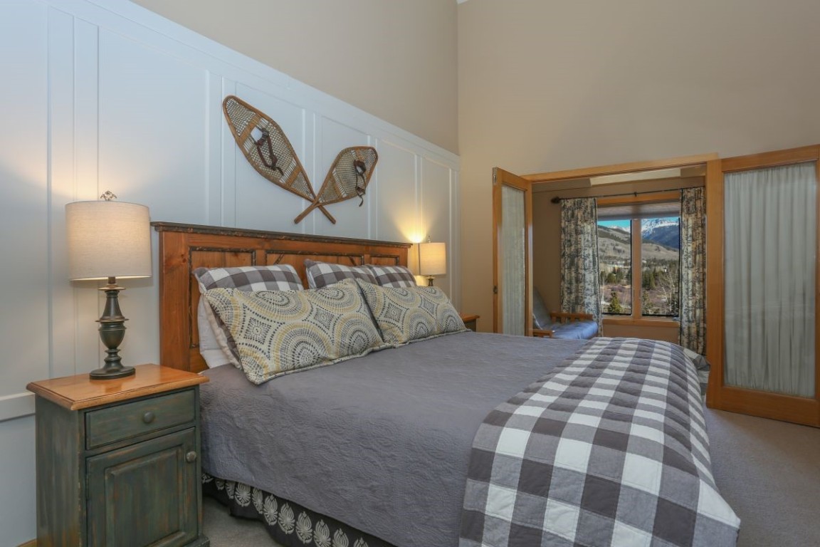 21680 Highway 6, Unit 2058 Keystone, CO 80435 - Photo 12 of 33 a bedroom with a bed and a lamp on table