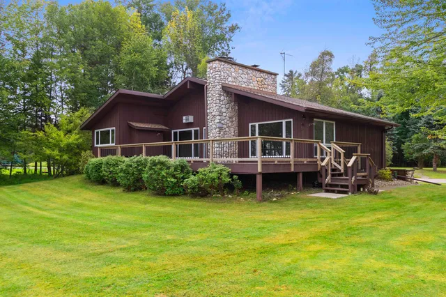 $749,900 | W5790 Point Lane, Crivitz, WI 54114