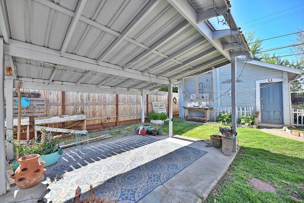 911 Reddy Avenue Medford, OR 97504 - Photo 27 of 29 Covered patio and garage