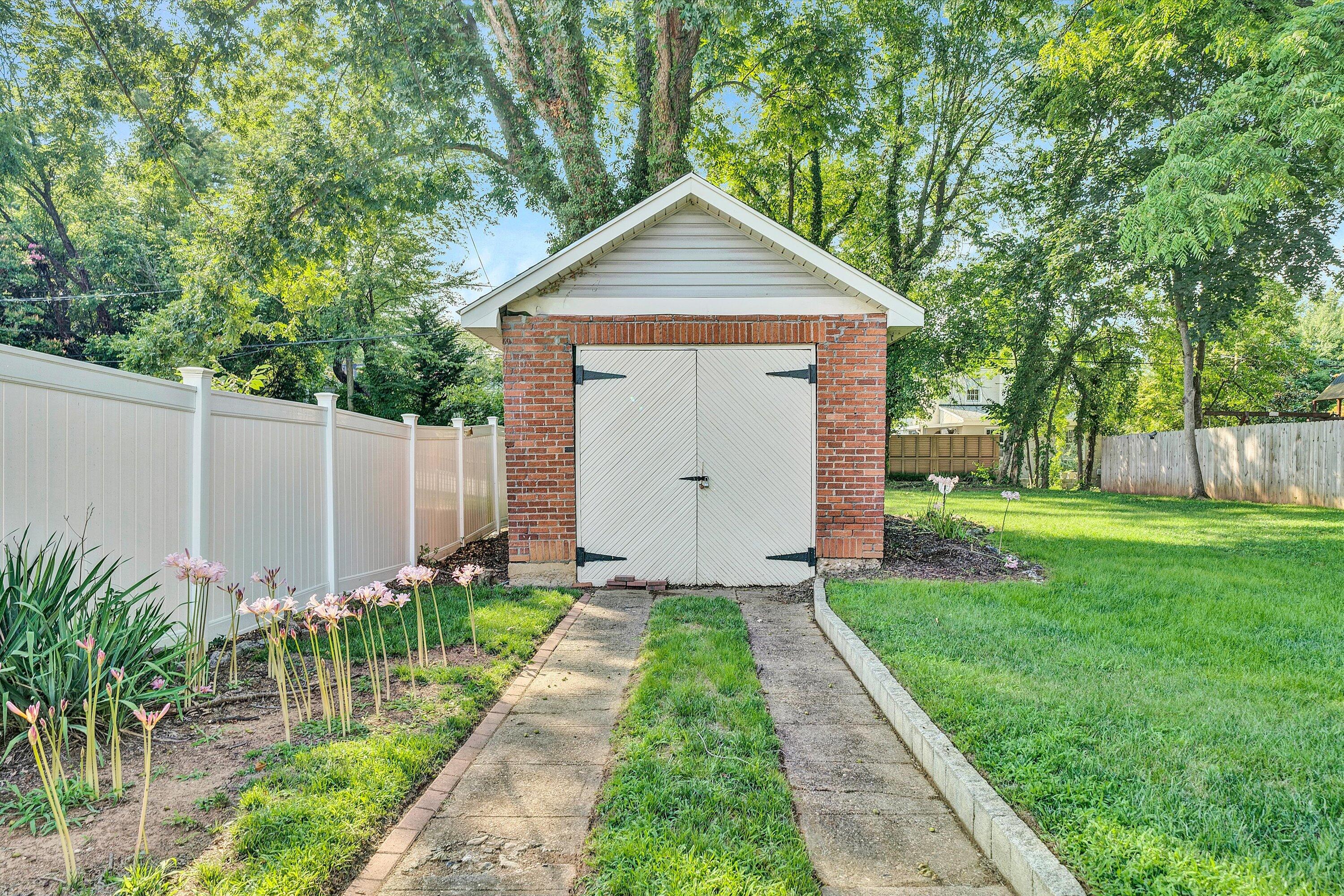 1819 Arlington Road Southwest Roanoke, VA 24015 - Photo 4 of 52 10-DSC00361