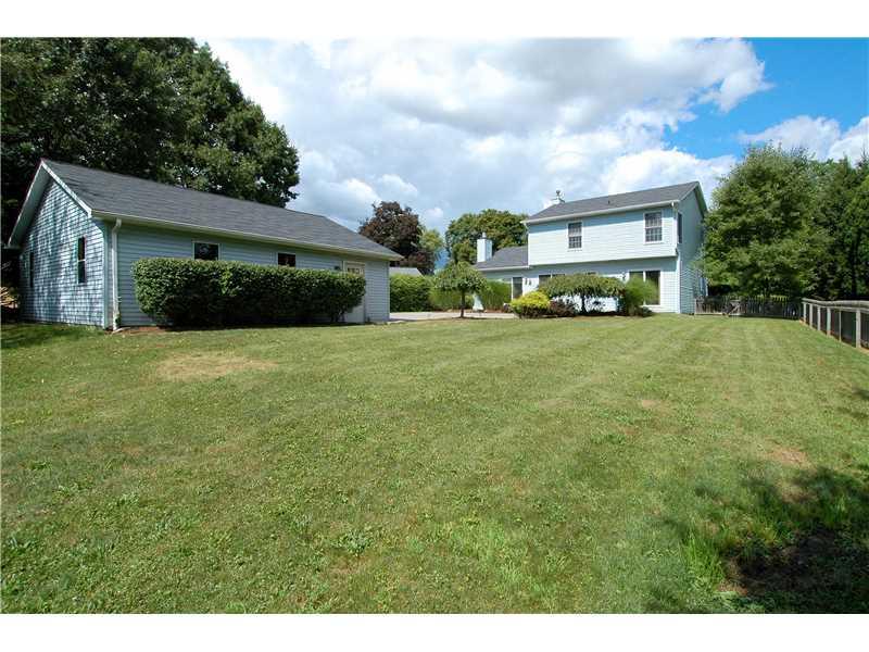 9275 North Florence Road Pittsburgh, PA 15237 - Photo 4 of 21 Yard/Garden. Level, fenced yard!