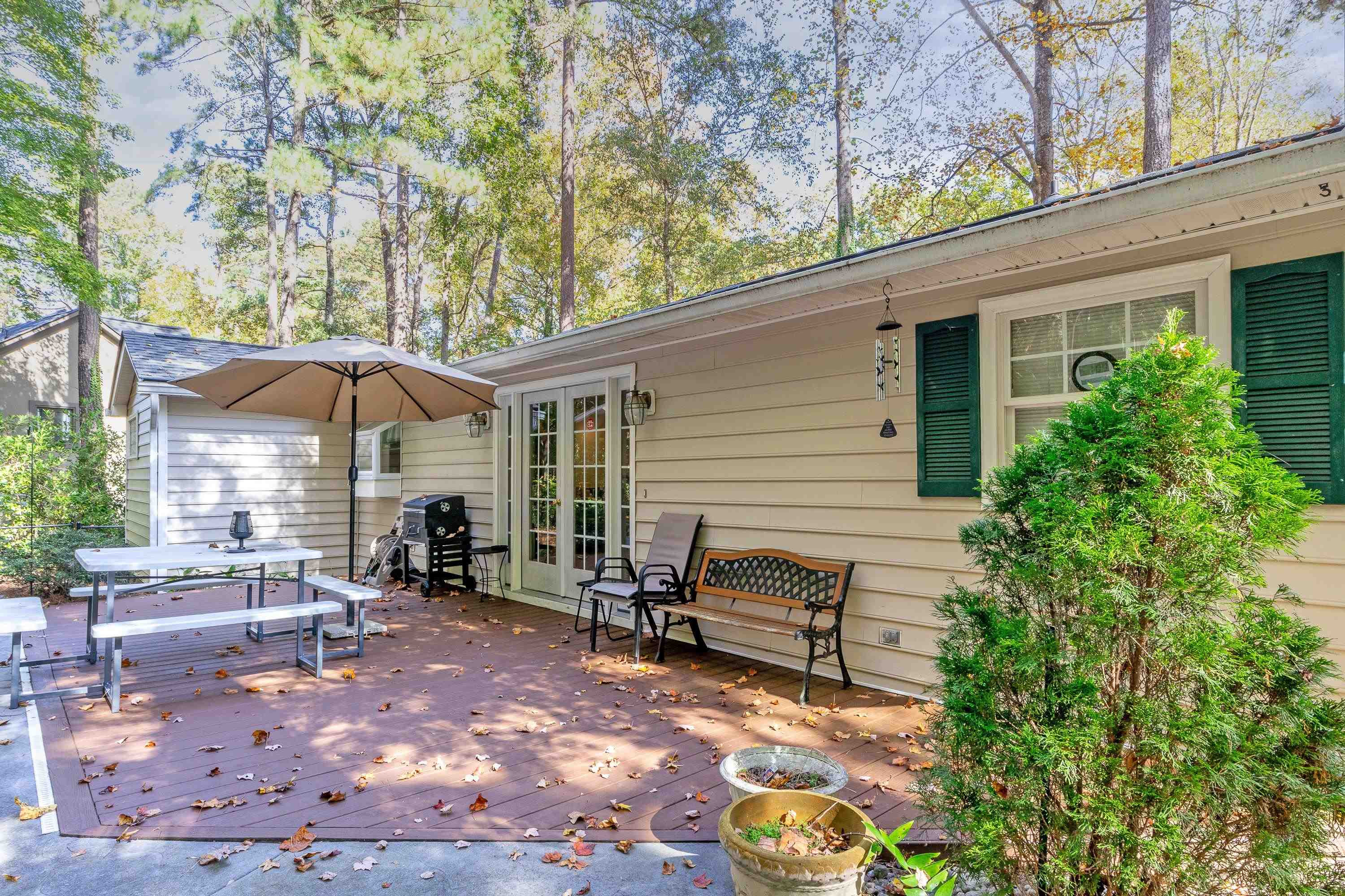 112 Edgewater Drive Clayton, NC 27520 - Photo 29 of 32 Table and chairs convey.