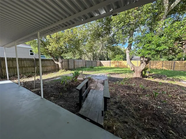 a view of a backyard