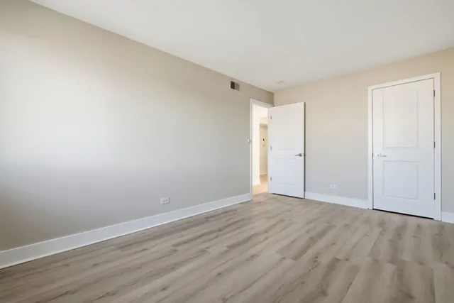 $2,100 | 4180 Williamsburg Court, Unit 301, Glenview, IL 60025