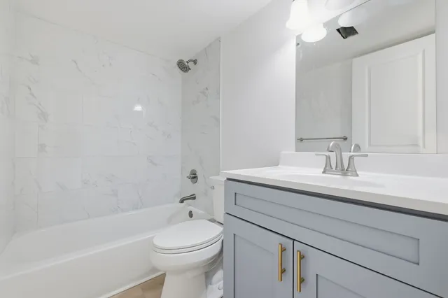 $2,100 | 4180 Williamsburg Court, Unit 301, Glenview, IL 60025