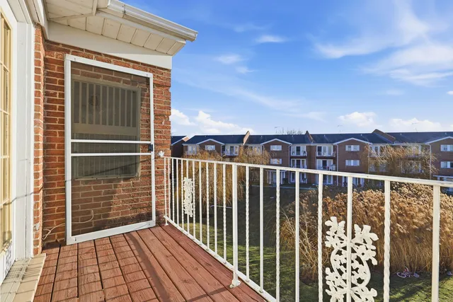 $2,100 | 4180 Williamsburg Court, Unit 301, Glenview, IL 60025